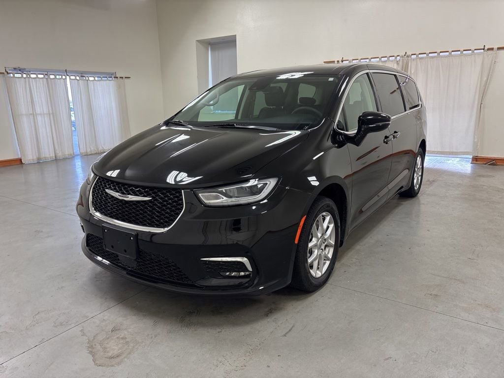Used 2024 Chrysler Pacifica Touring L