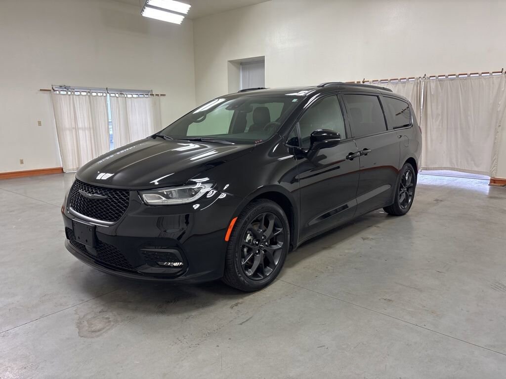 Used 2025 Chrysler Pacifica Limited