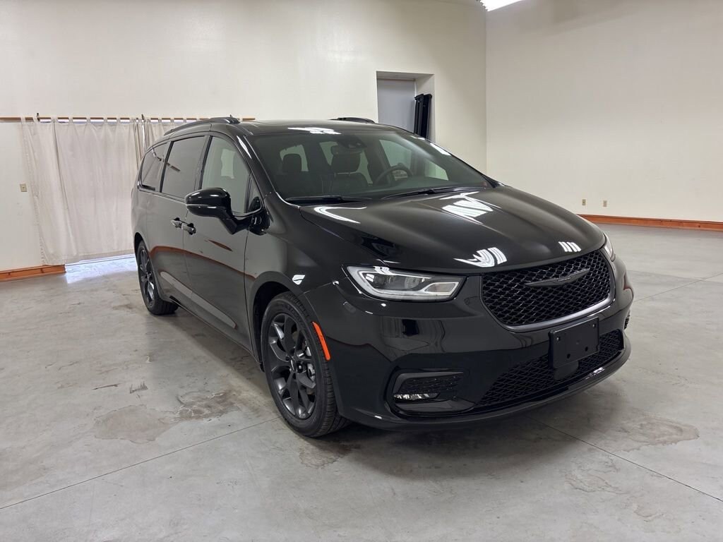 Used 2025 Chrysler Pacifica Limited