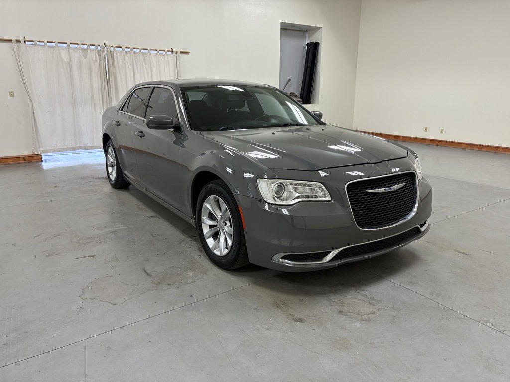 2018 Chrysler 300 Touring photo 2
