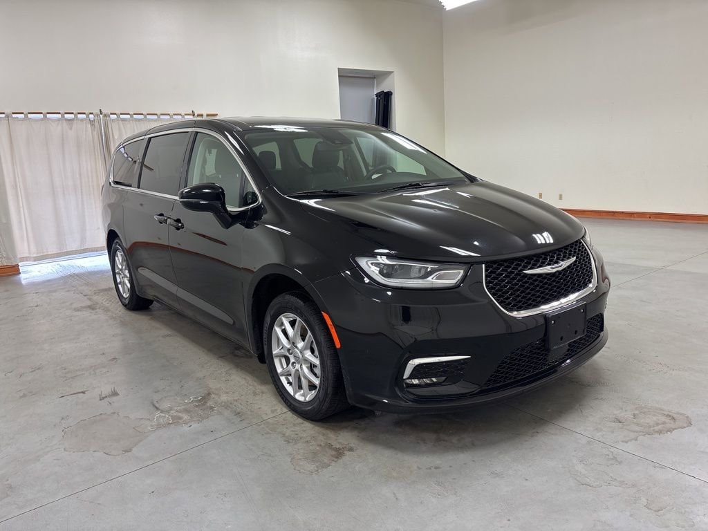 Used 2024 Chrysler Pacifica Touring L