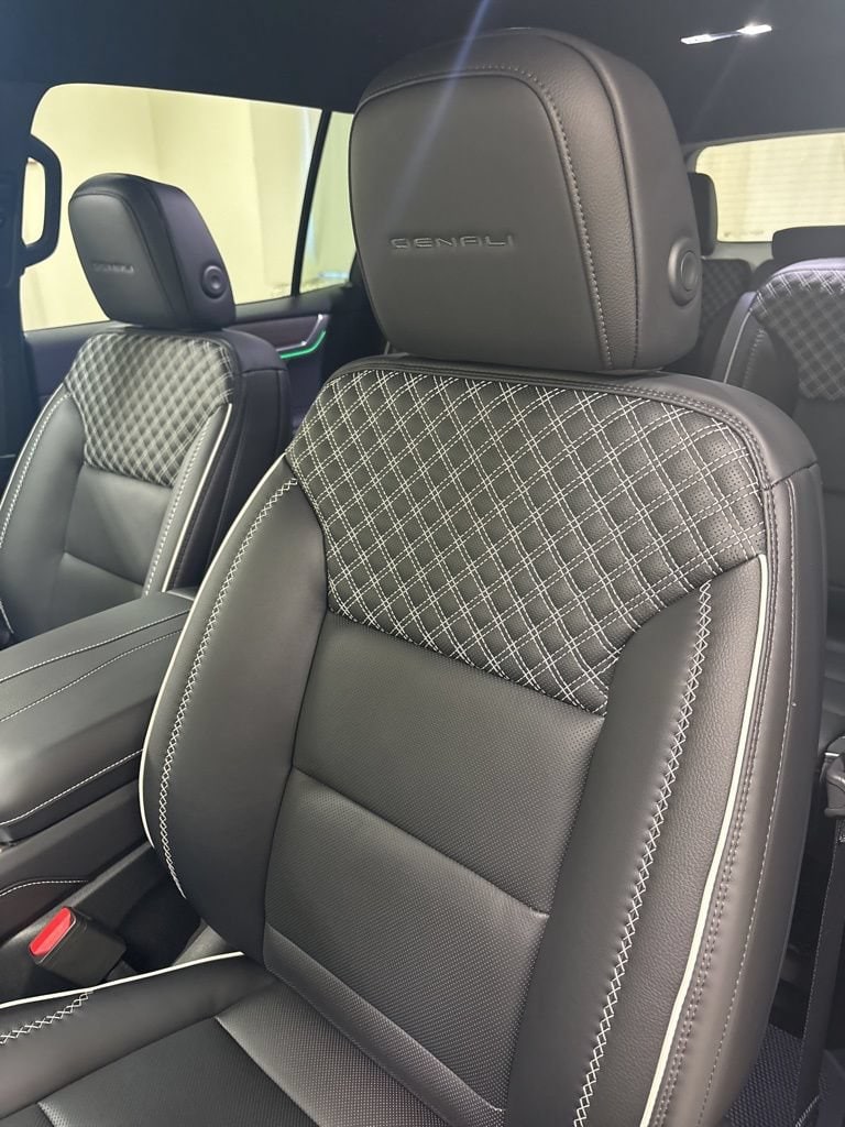 2026 GMC Acadia Denali - Photo 14