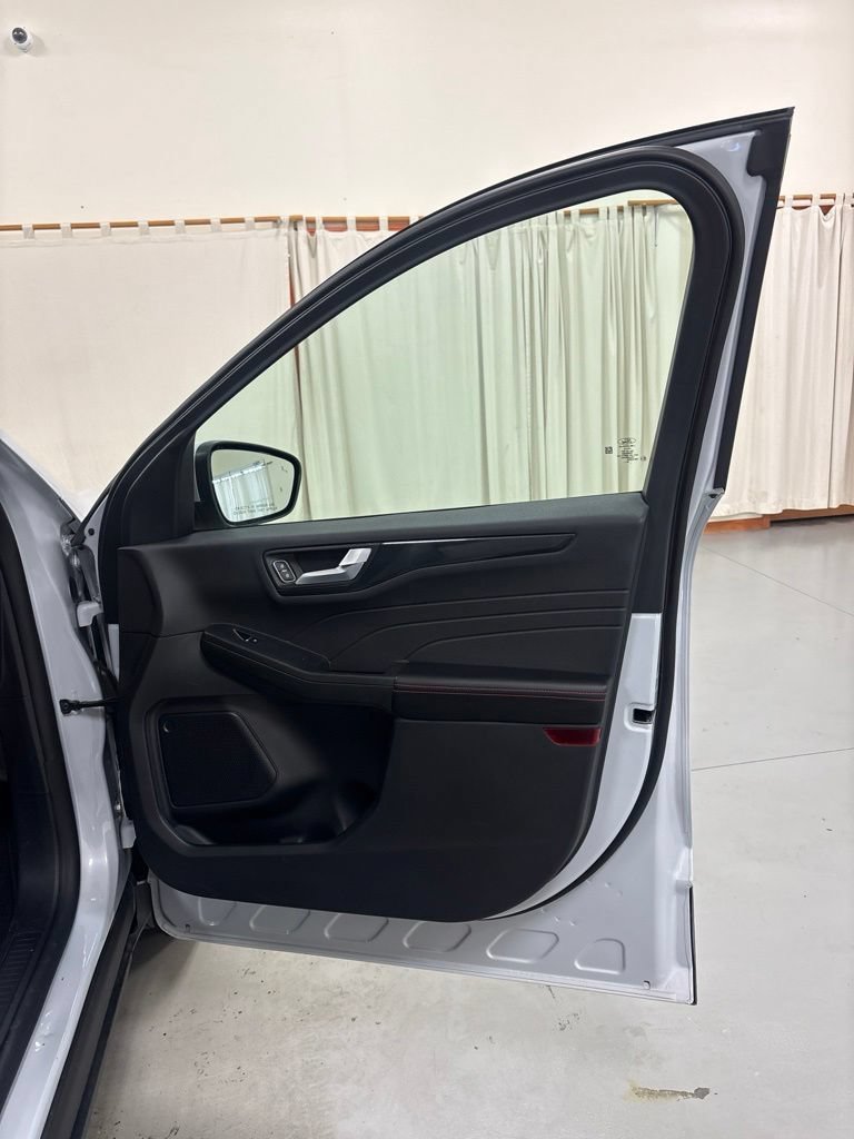 2025 Ford Escape ST-Line Select - Photo 27