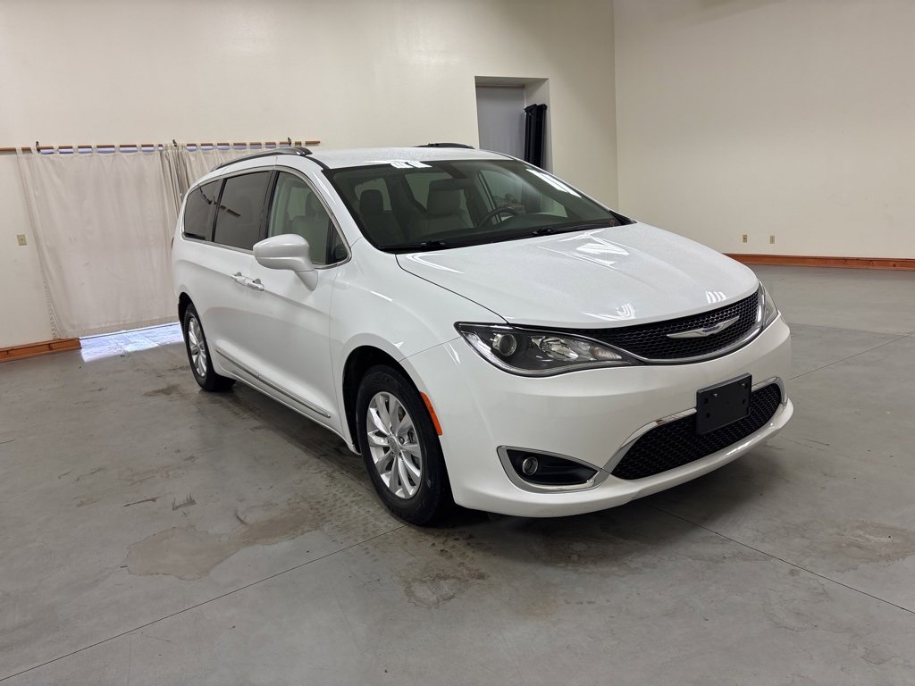 2018 Chrysler Pacifica Touring L photo 2