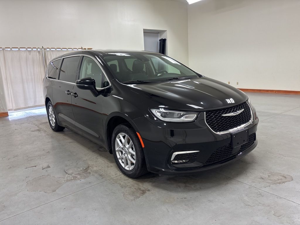 Used 2024 Chrysler Pacifica Touring L Minivan/Van