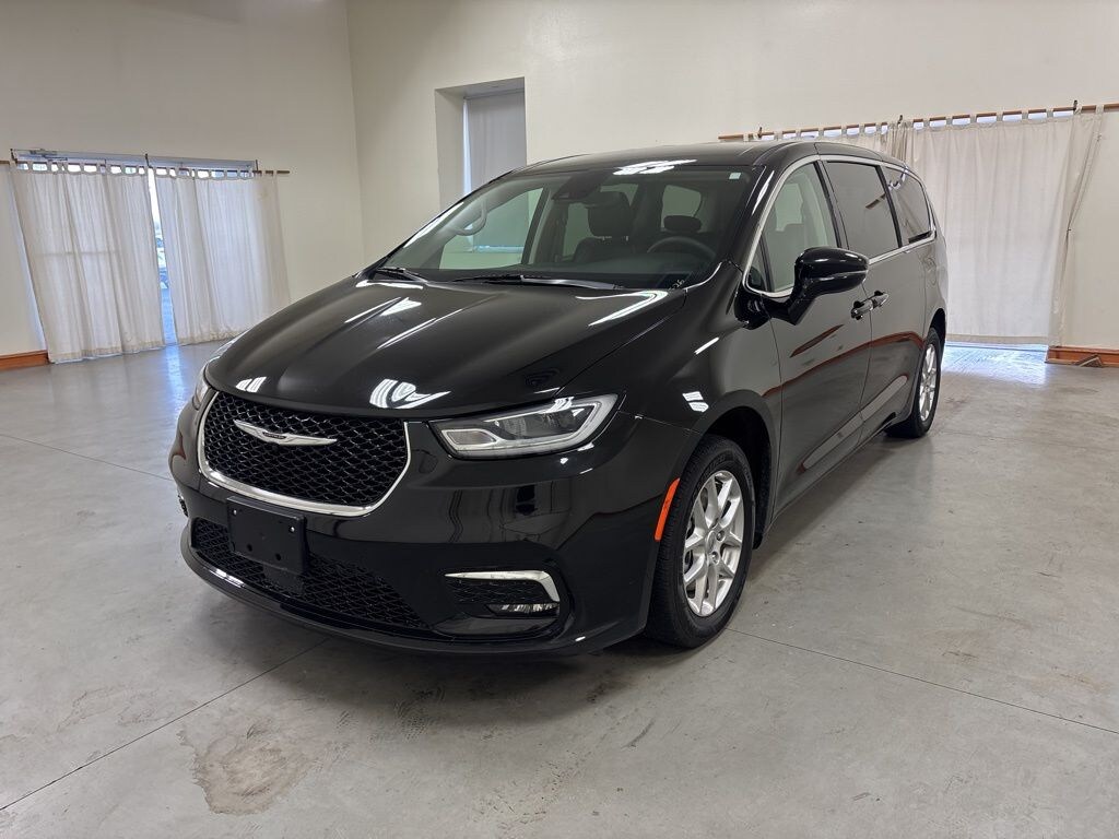 Used 2024 Chrysler Pacifica Touring L Minivan/Van