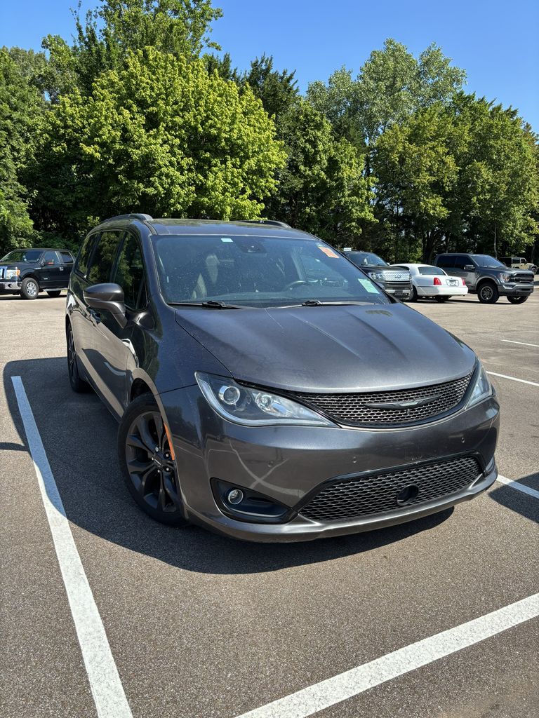 2018 Chrysler Pacifica Limited's photo