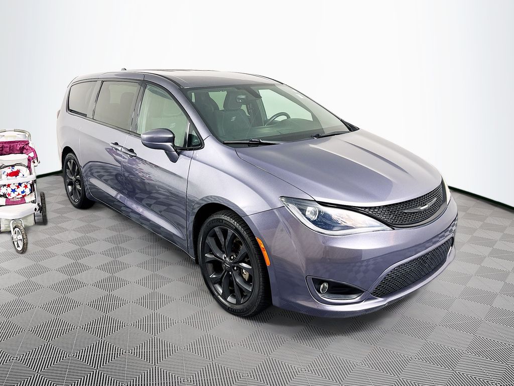 2019 Chrysler Pacifica Touring Plus's photo