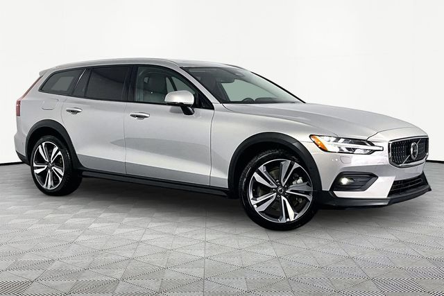 2025 Volvo V60 Cross Country B5 Plus AWD's photo