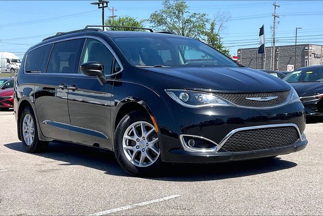 2017 Chrysler Pacifica Touring Plus's photo