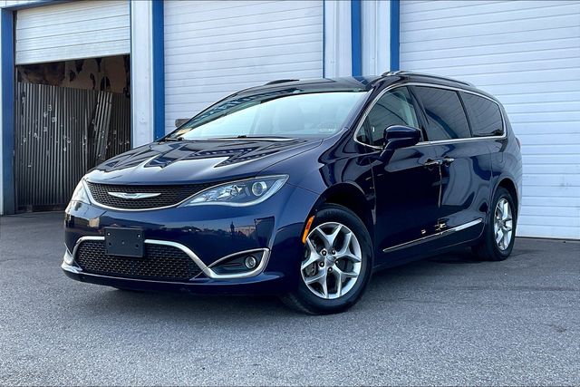 2018 Chrysler Pacifica Touring L photo 2