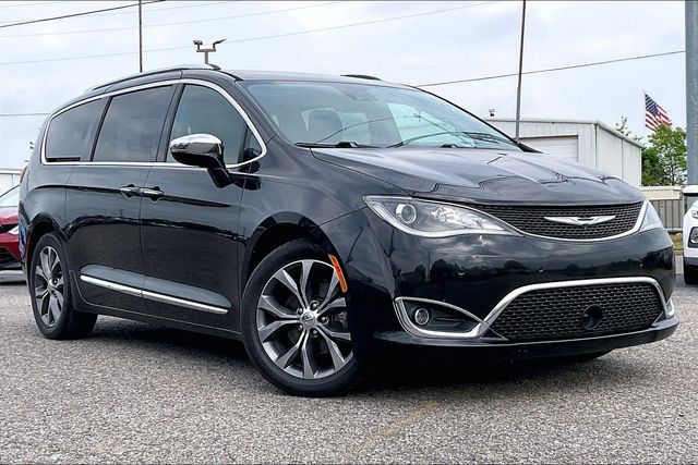 2017 Chrysler Pacifica Limited's photo