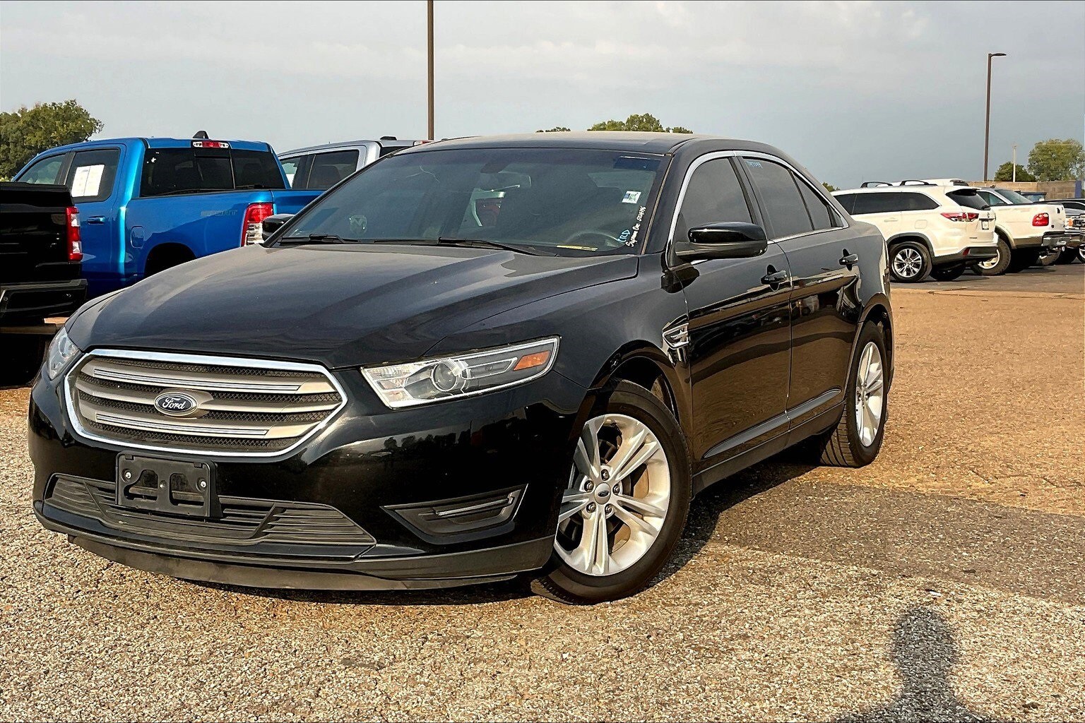 2018 Ford Taurus SEL photo 2