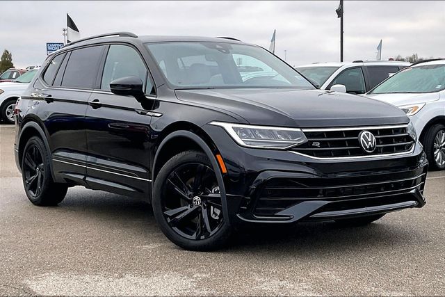 2023 Volkswagen Tiguan SE R-LINE BLACK's photo