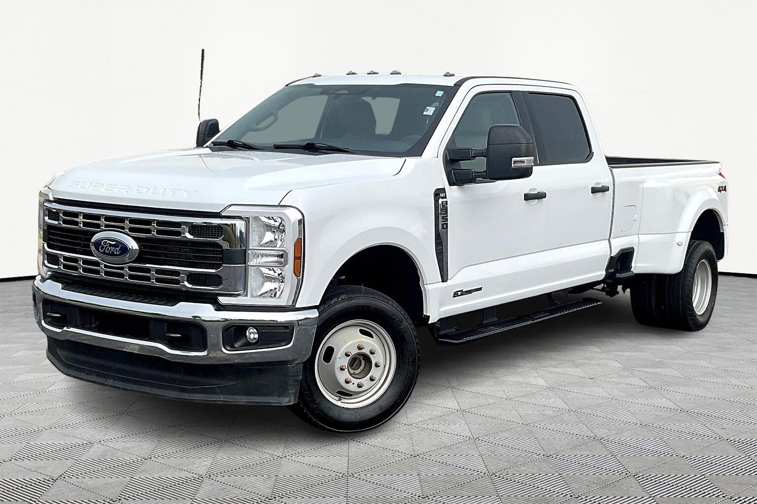 2024 Ford F-350 XLT photo 2