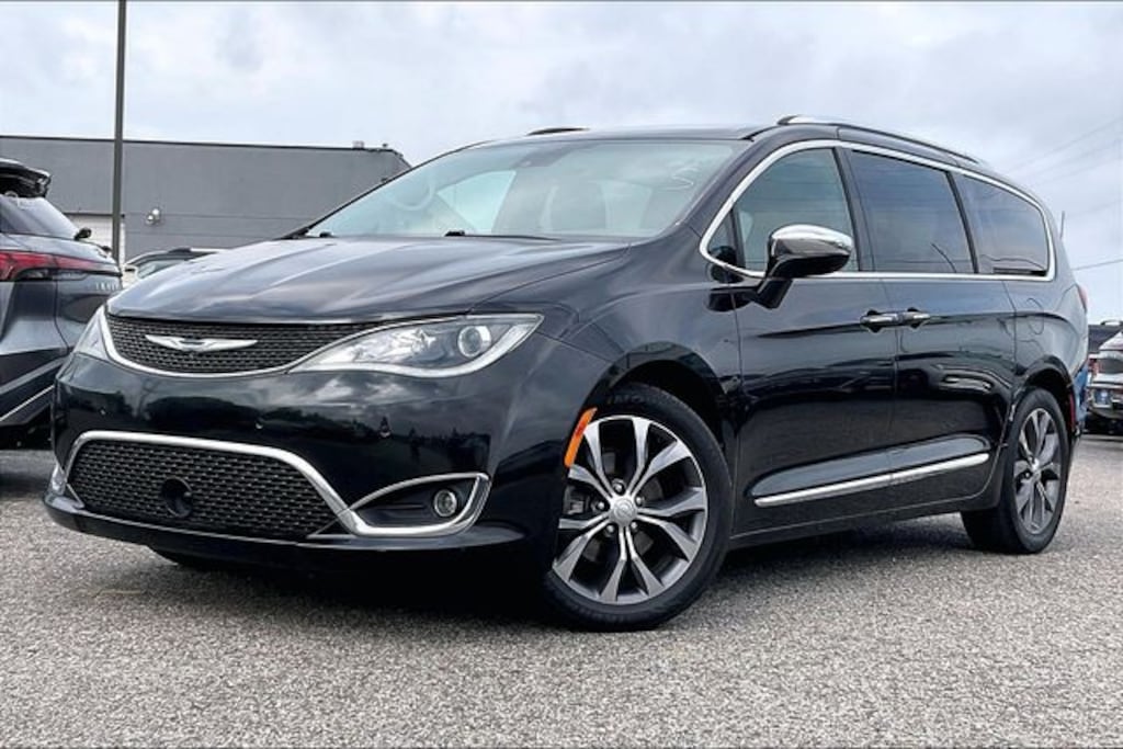 Used 2017 Chrysler Pacifica Limited Van
