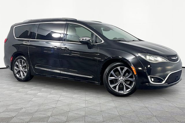 2017 Chrysler Pacifica Limited's photo