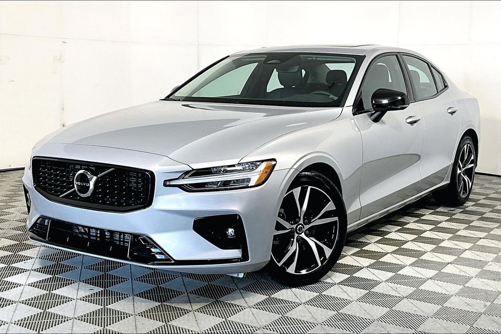 2024 Volvo S60 B5 Core photo 2