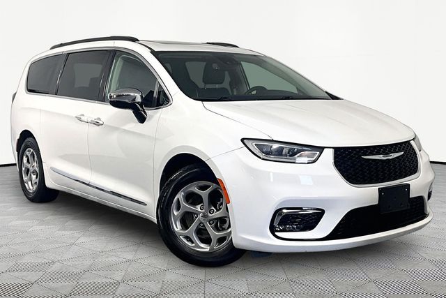 2023 Chrysler Pacifica Limited's photo