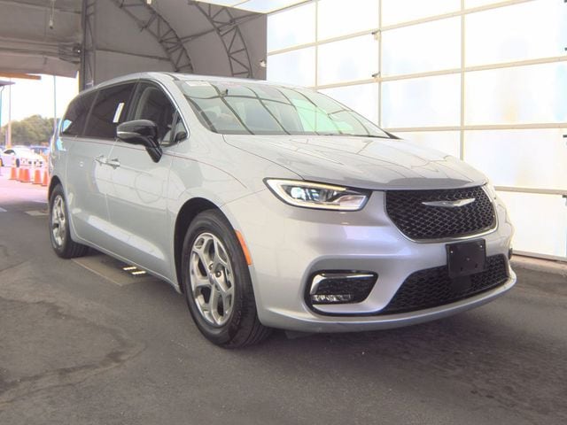 2024 Chrysler Pacifica Limited's photo