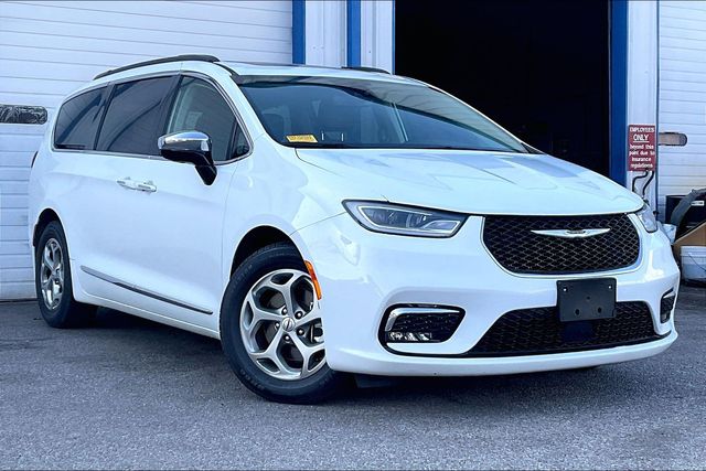 2023 Chrysler Pacifica Limited's photo