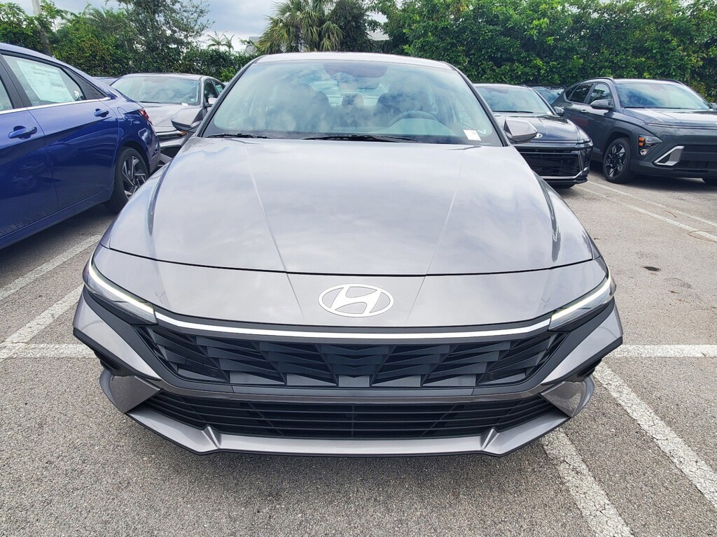 Used 2025 Hyundai Elantra SE SE IVT