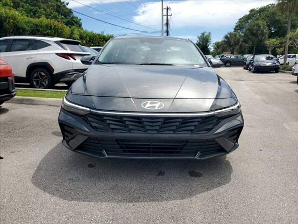 Used 2025 Hyundai Elantra SE SE IVT