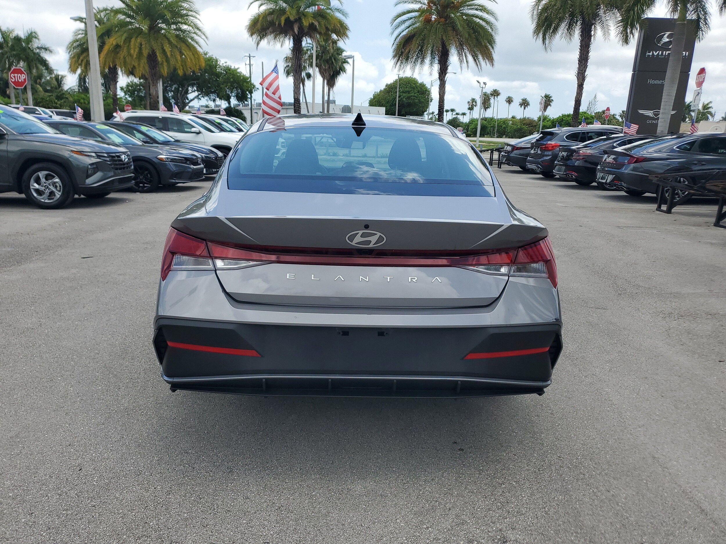 2024 Hyundai Elantra SEL photo 3