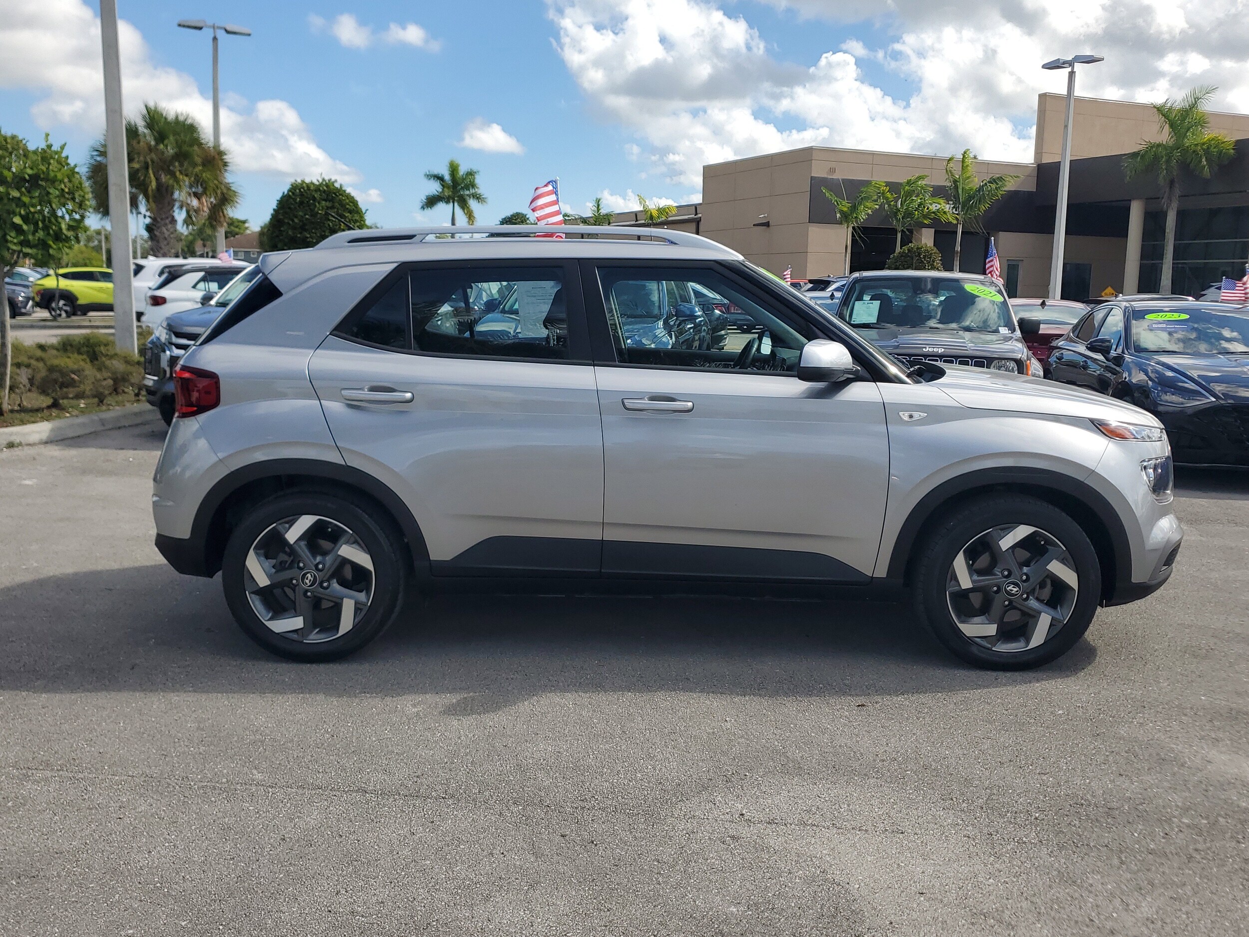 2023 Hyundai Venue SEL photo 2