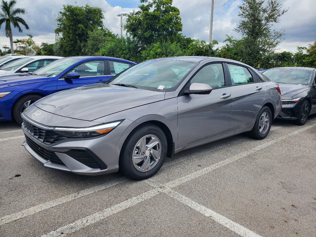 Used 2025 Hyundai Elantra SE SE IVT