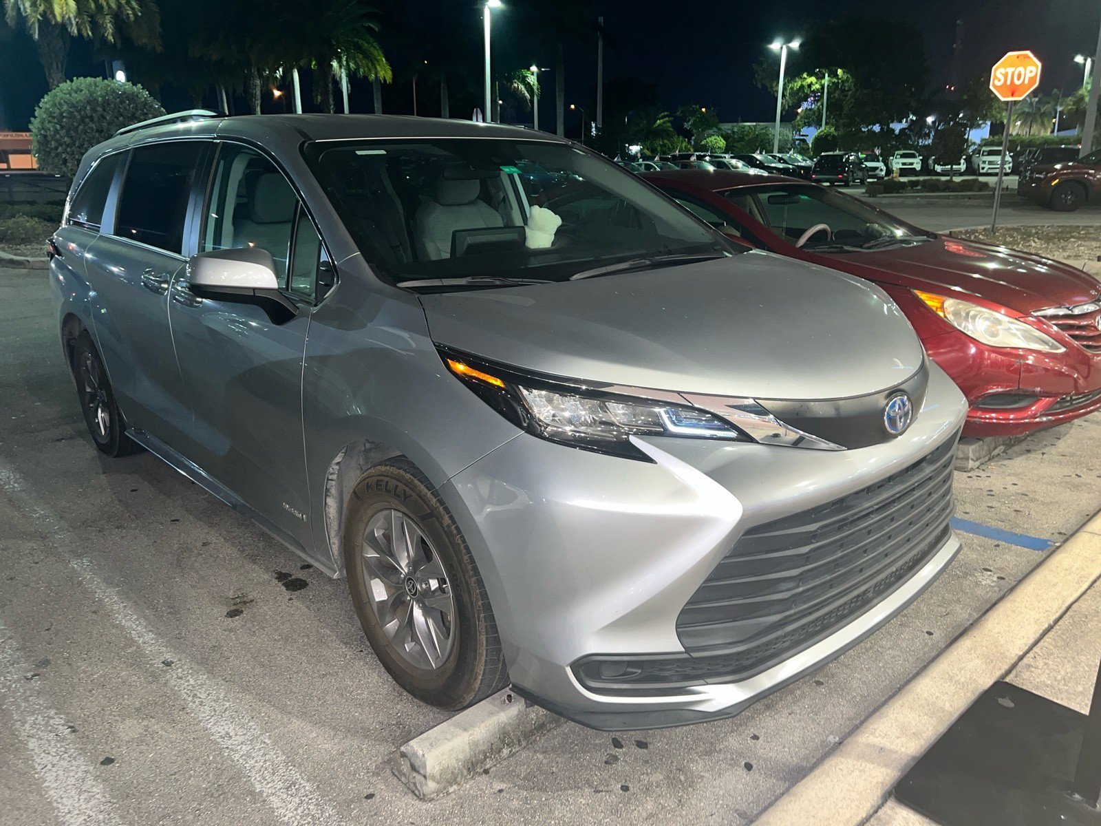 2021 Toyota Sienna LE photo 2