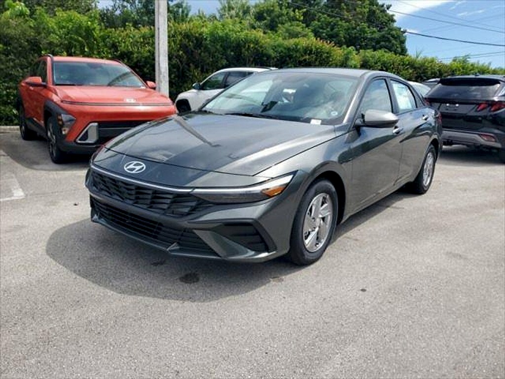 Used 2025 Hyundai Elantra SE SE IVT