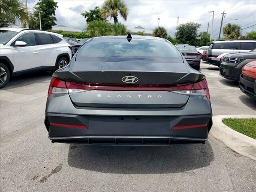 Used 2025 Hyundai Elantra SE SE IVT