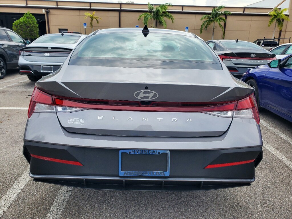 Used 2025 Hyundai Elantra SE SE IVT