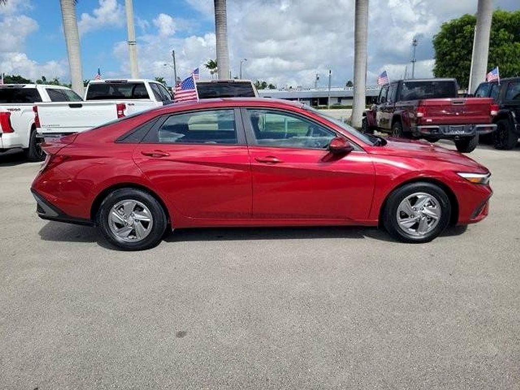 Used 2025 Hyundai Elantra SE SE IVT