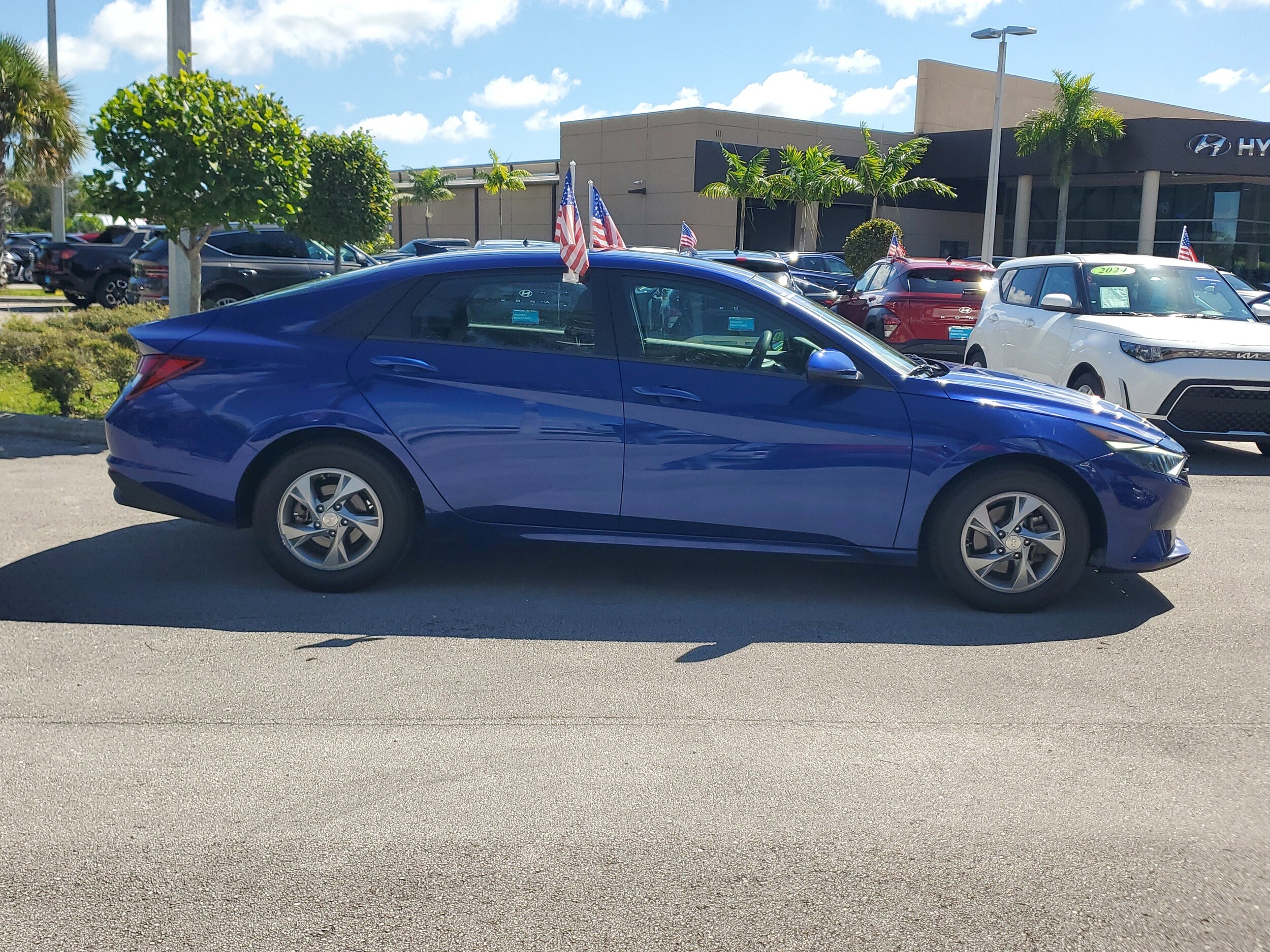 2023 Hyundai Elantra SE photo 2