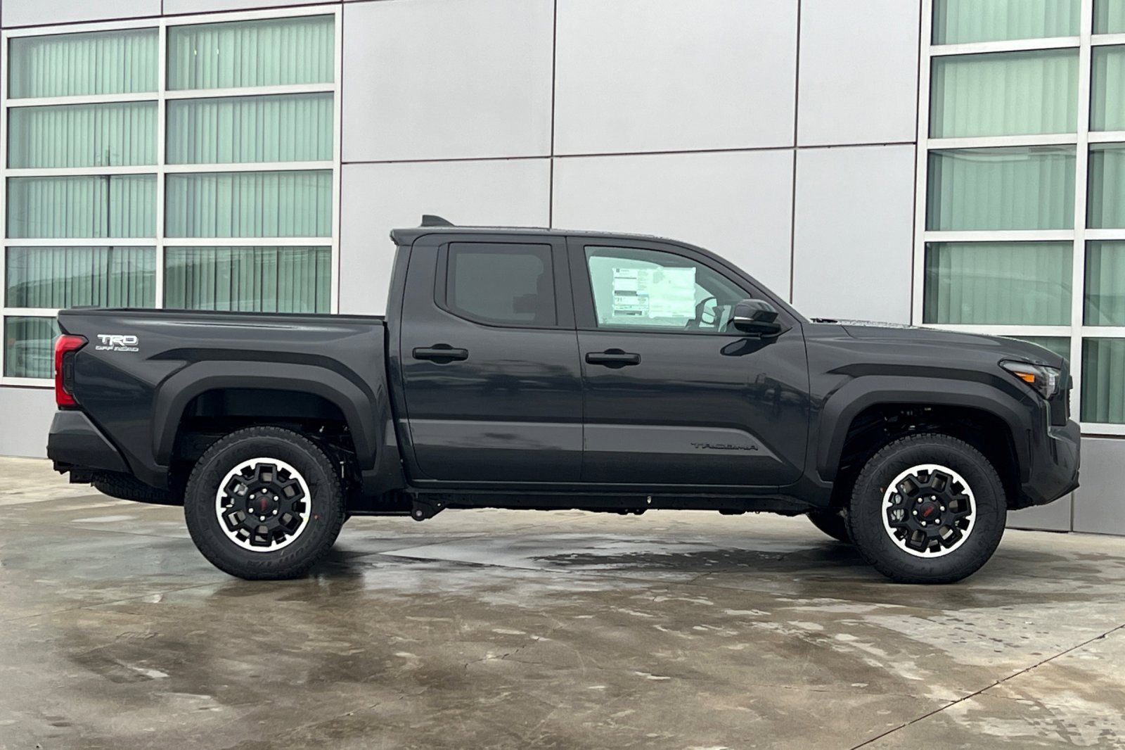 2025 Toyota Tacoma TRD Off-Road photo 3