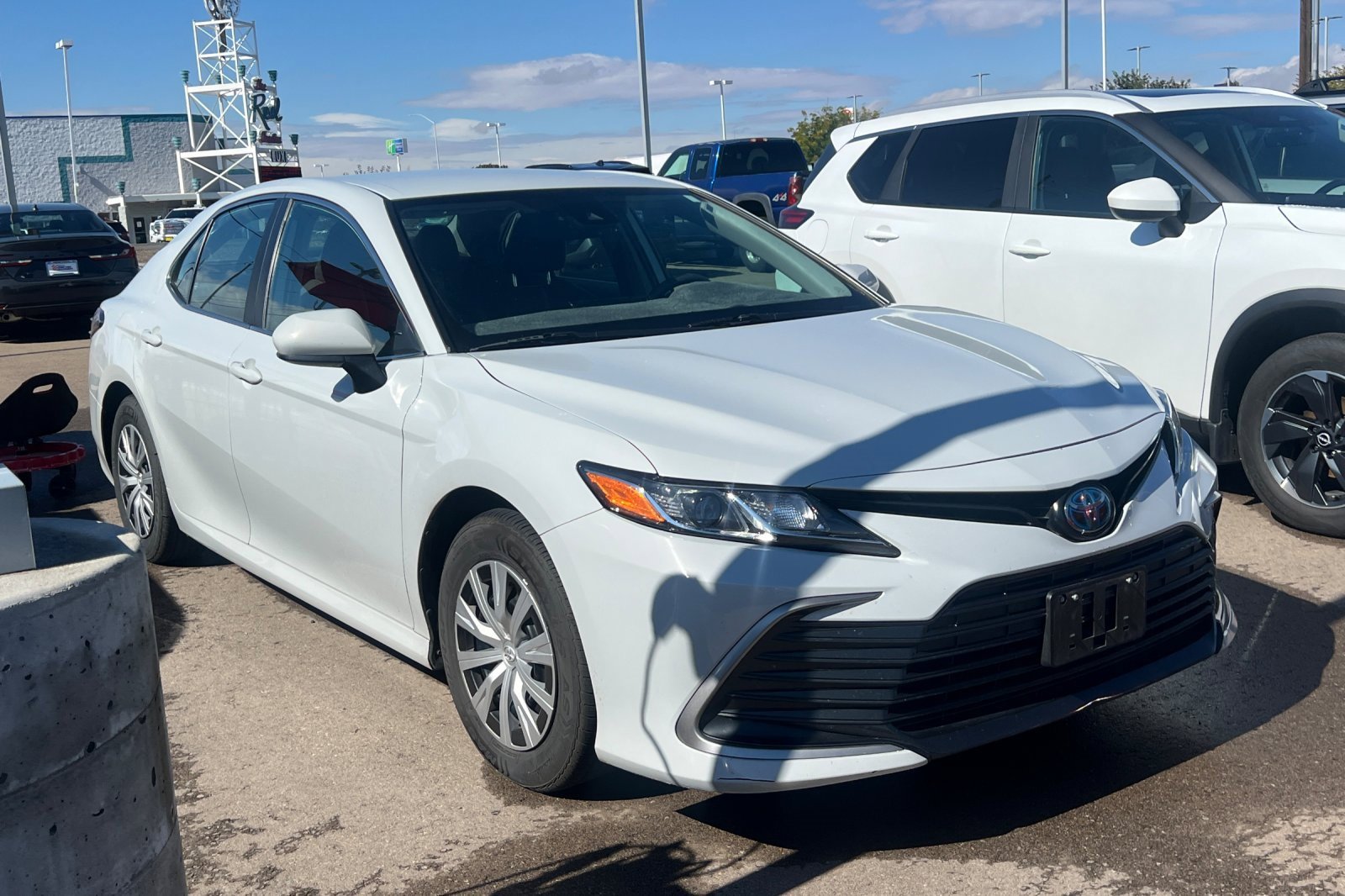 2022 Toyota Camry Hybrid LE photo 2