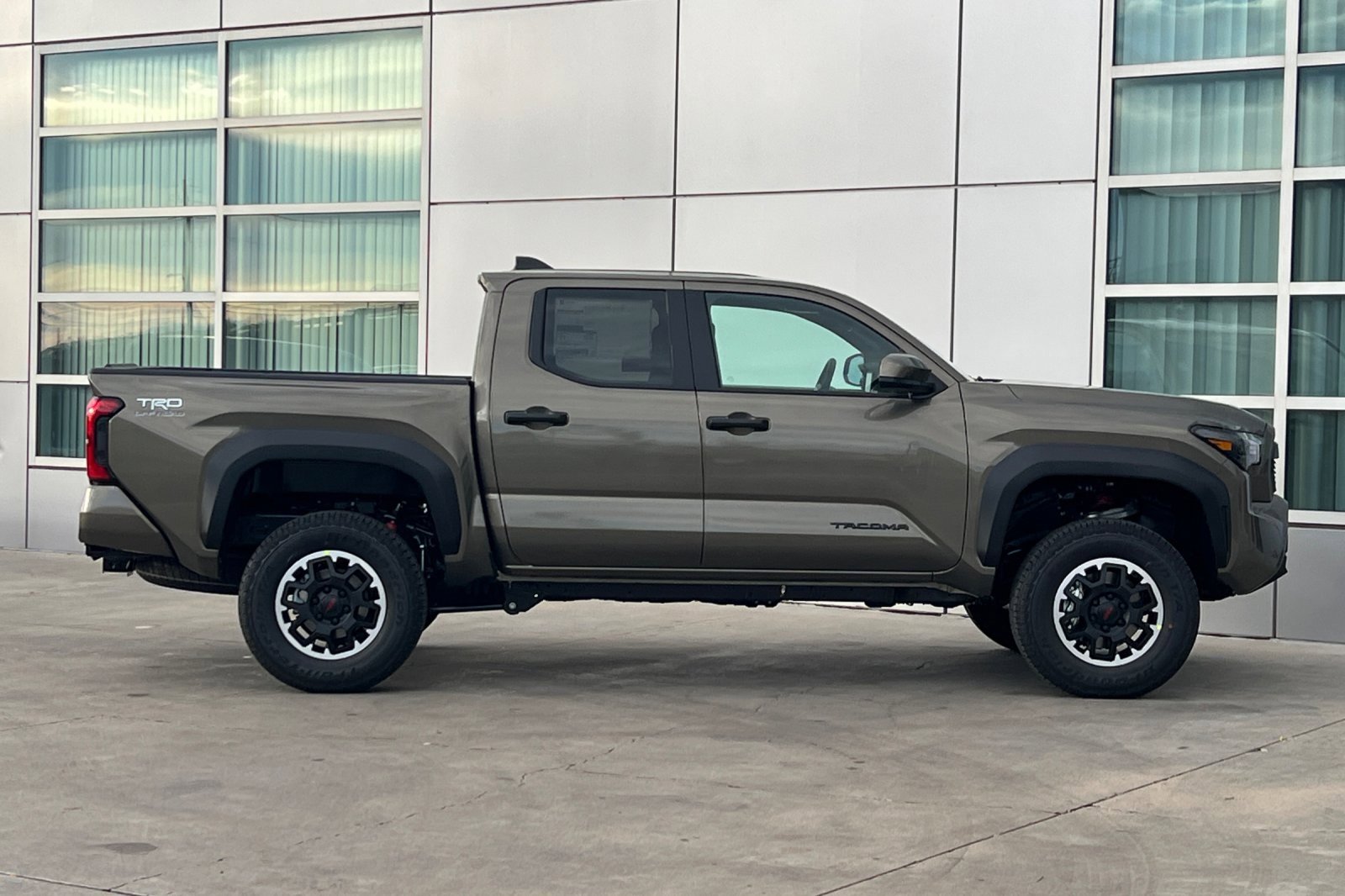 2025 Toyota Tacoma TRD Off-Road photo 3