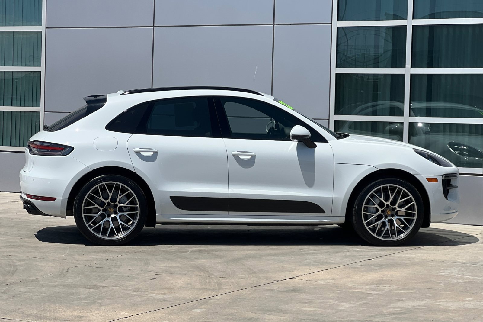 2021 Porsche Macan Turbo photo 3