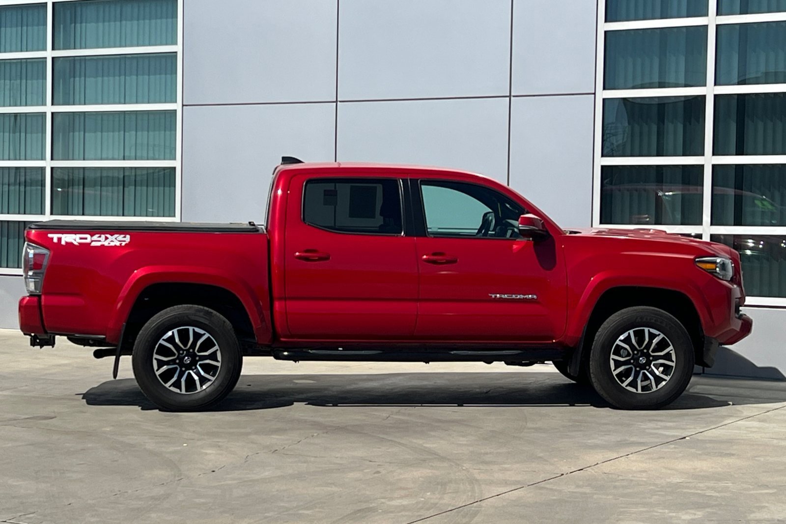 2023 Toyota Tacoma TRD Sport V6 4x4 photo 2