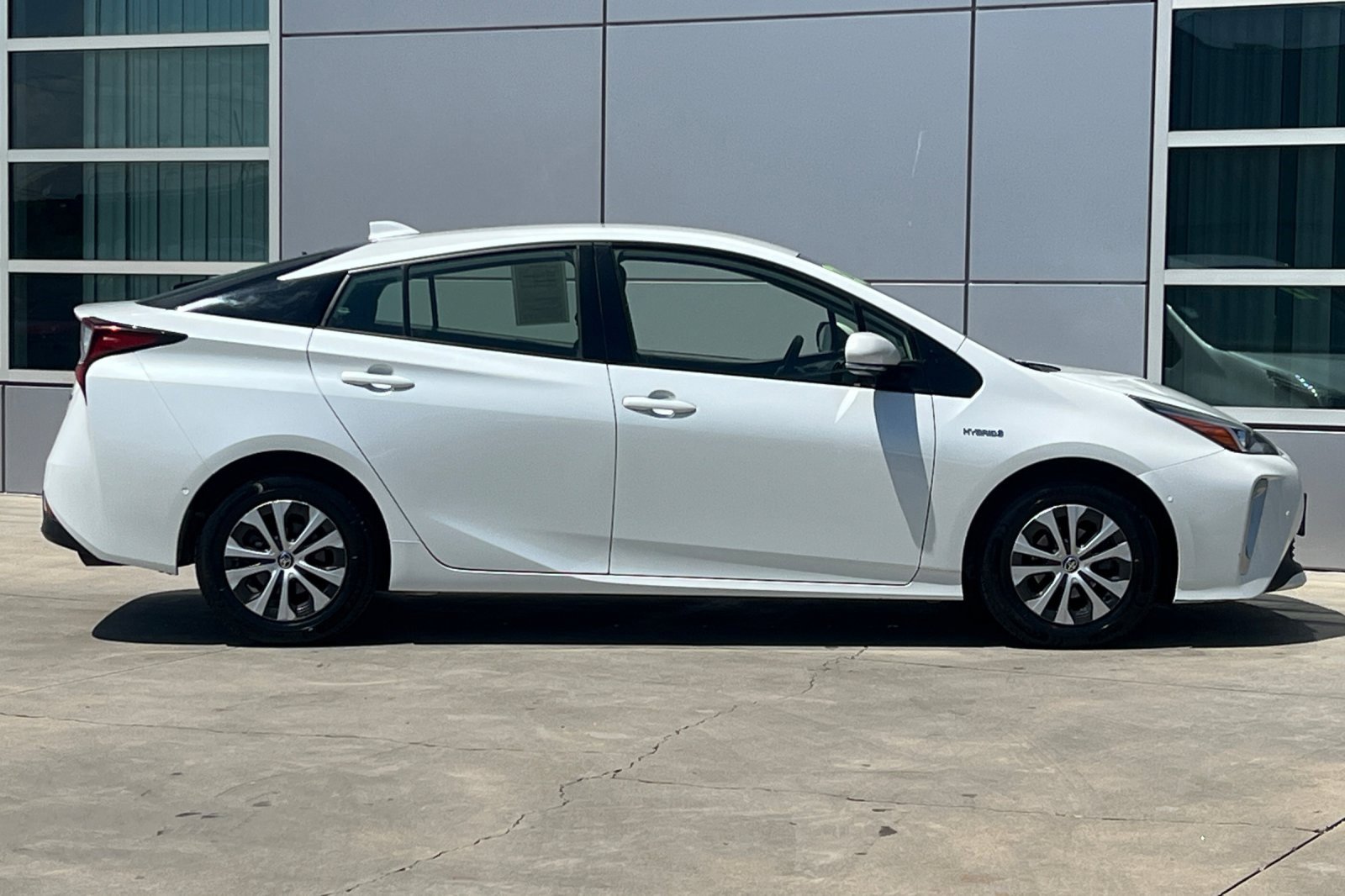 2022 Toyota Prius LE AWD-e photo 3