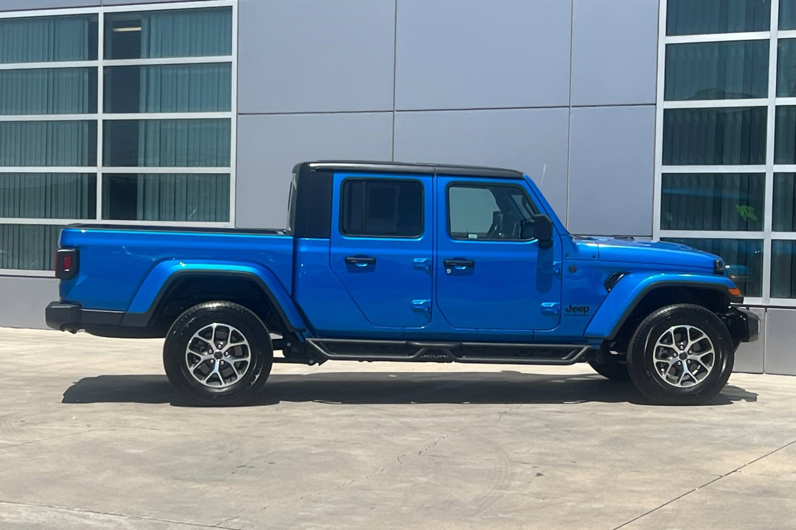 2024 Jeep Gladiator Sport S photo 3