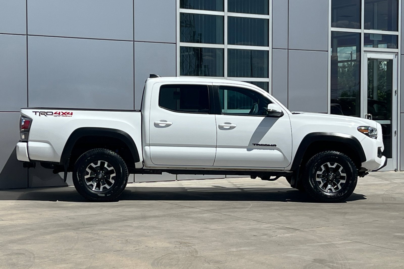 2023 Toyota Tacoma TRD photo 3