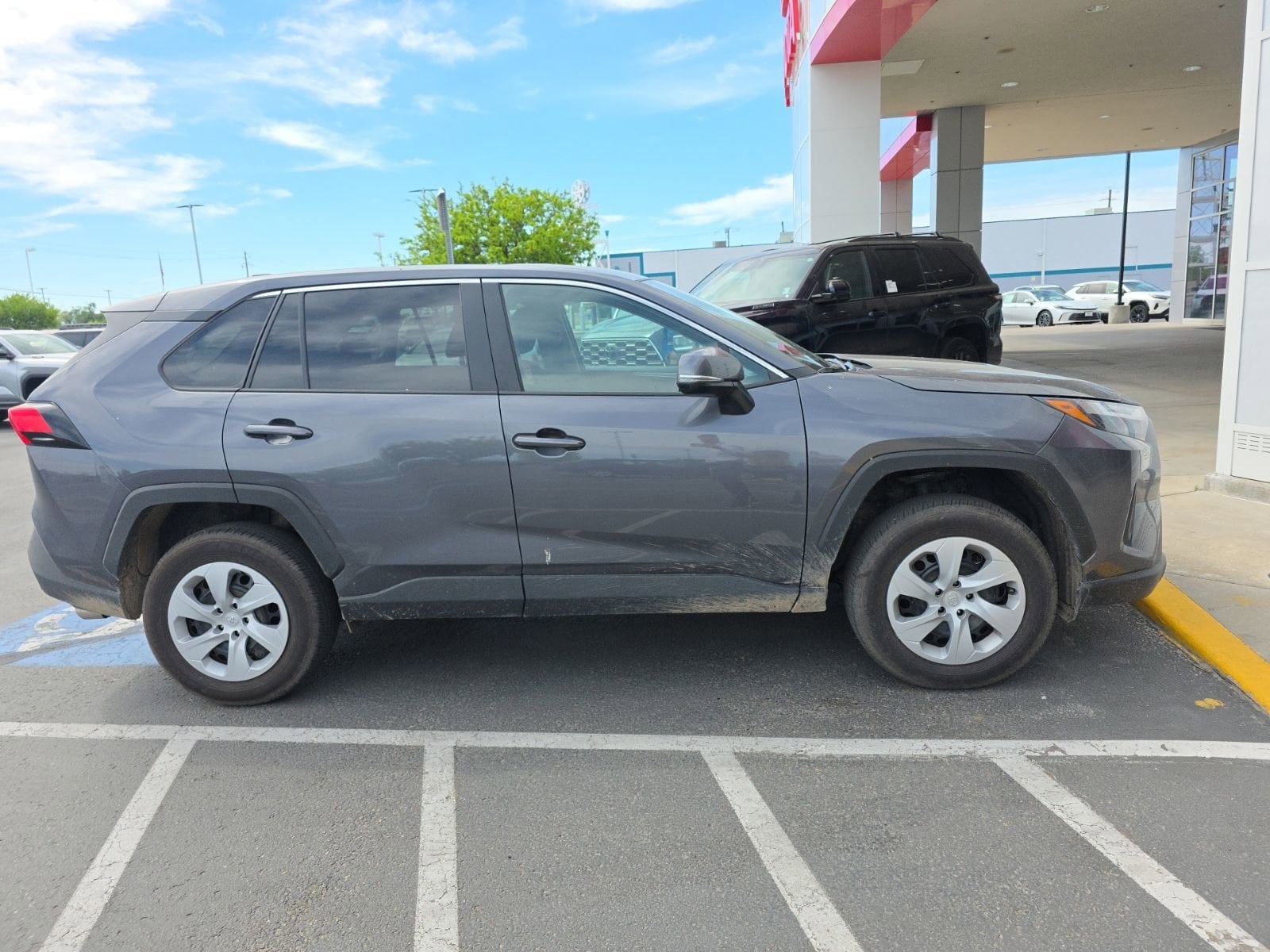 2025 Toyota RAV4 LE AWD's photo