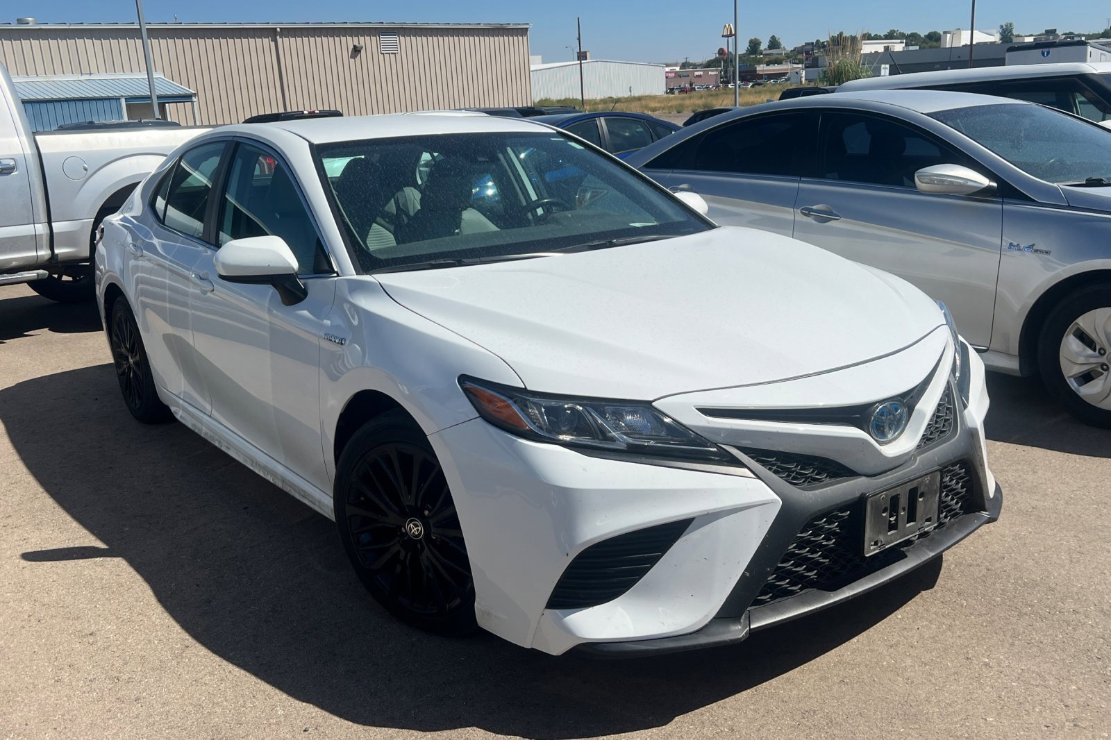 2020 Toyota Camry Hybrid SE photo 2