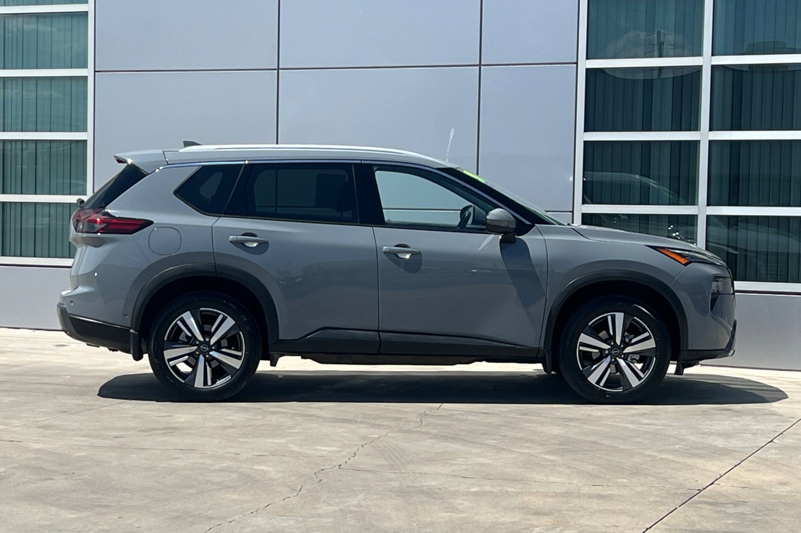 2024 Nissan Rogue SL photo 3