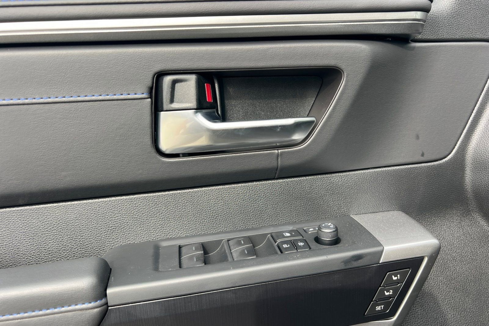 2025 Toyota Sequoia Platinum - Photo 8