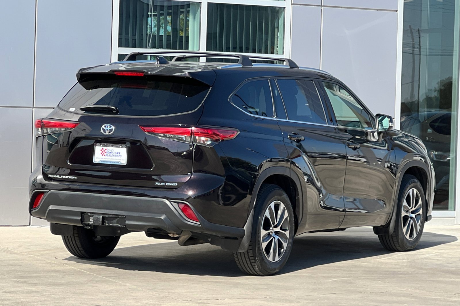 2021 Toyota Highlander XLE photo 2