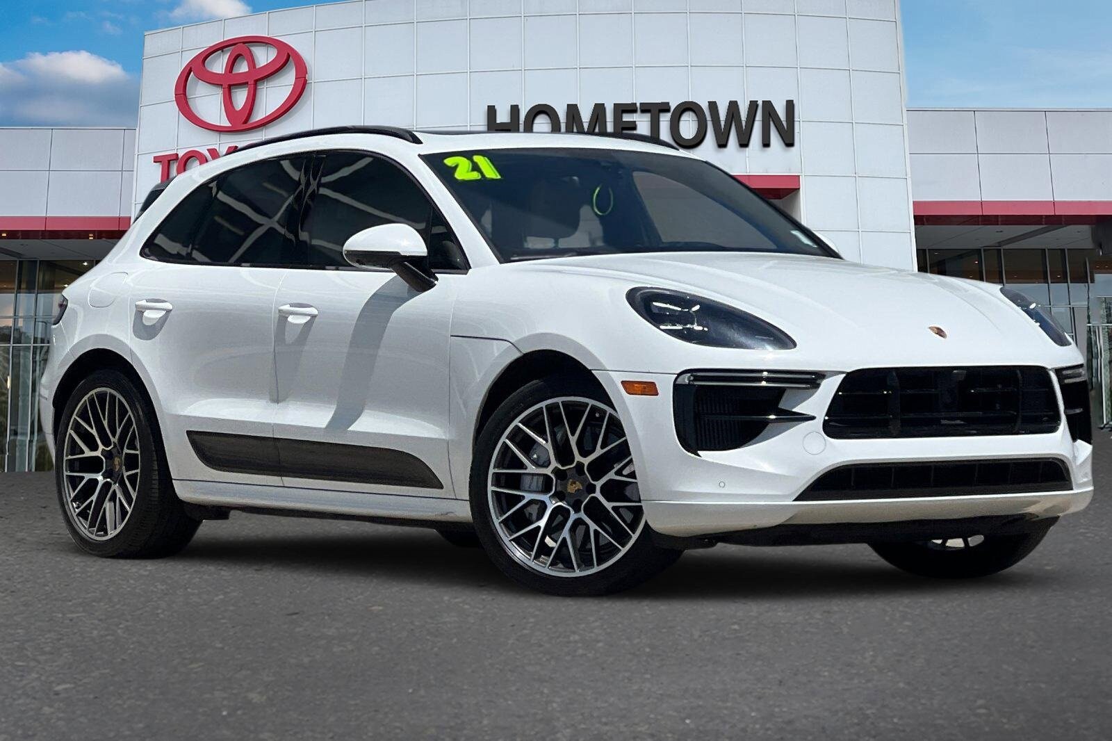 2021 Porsche Macan Turbo photo 2